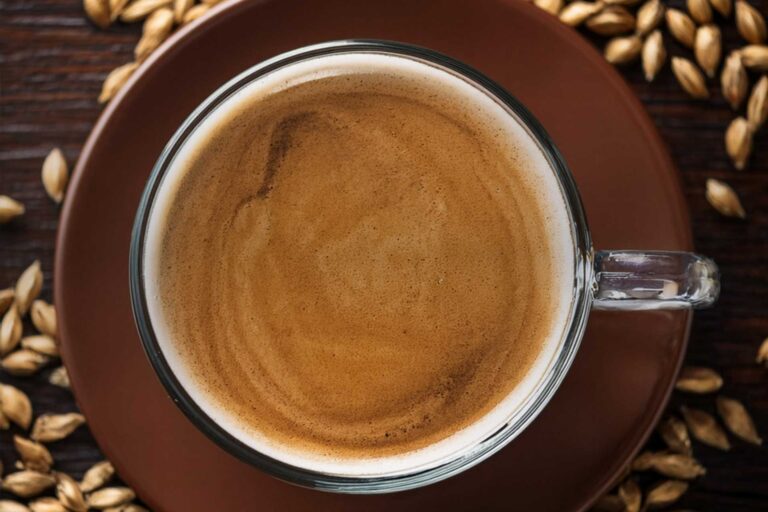 Caffè caldo fatto con preparato Horeca per caffè d'orzo