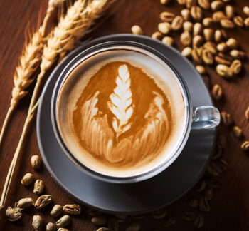 Caffè caldo fatto con preparato Horeca per caffè d'orzo