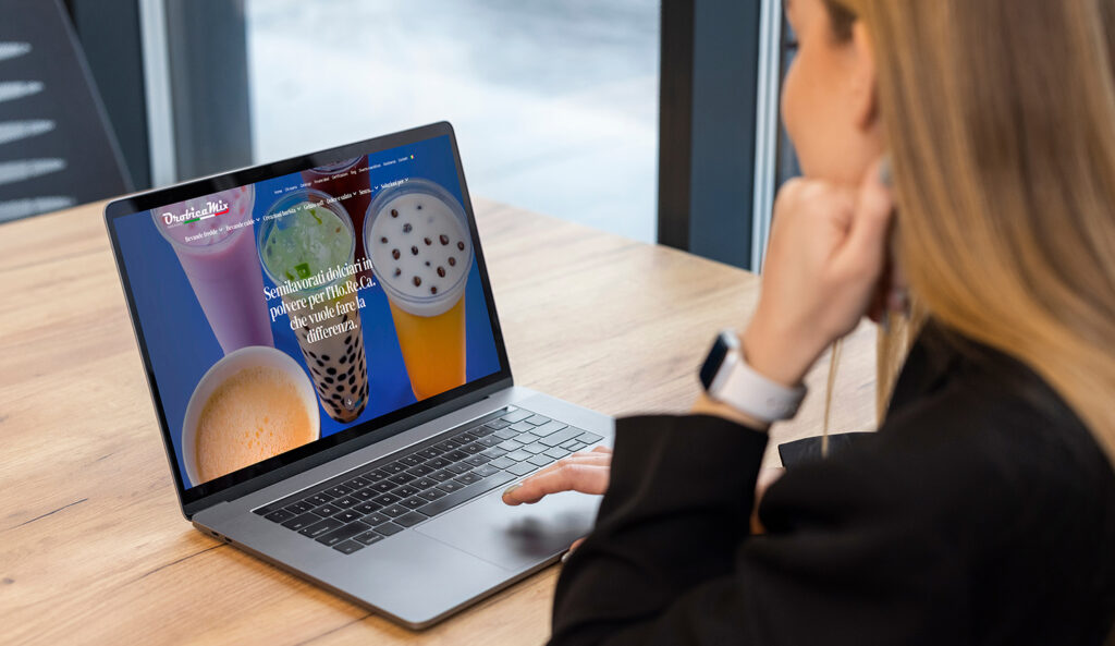 Donna in ufficio mentre consulta il sito web di Orobicanix sul computer