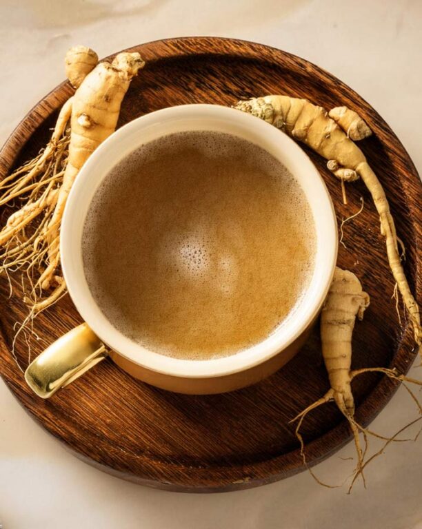 Tazza di caffè caldo fatta con preparato Horeca per caffè al ginseng