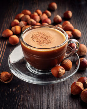 Caffè caldo aromatizzato alla nocciola fatto con preparato Horeca made in Italy