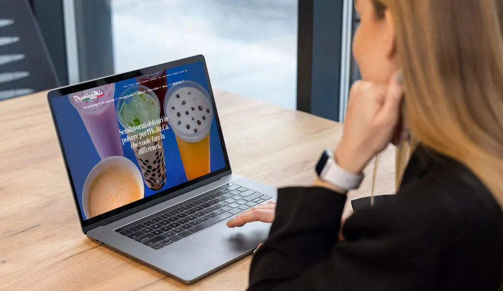 Donna in ufficio mentre consulta il sito web di Orobicanix sul computer
